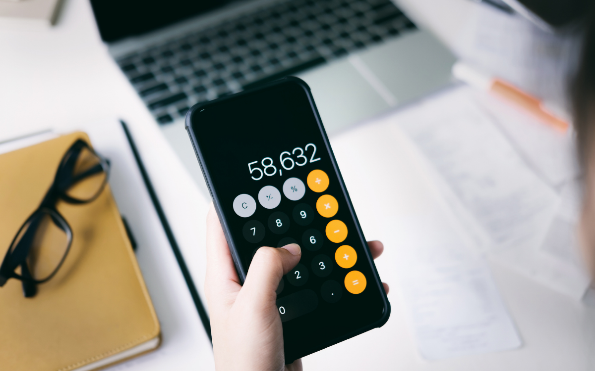 Kalkulačka poplatků s interaktivními poli pro různé scénáře